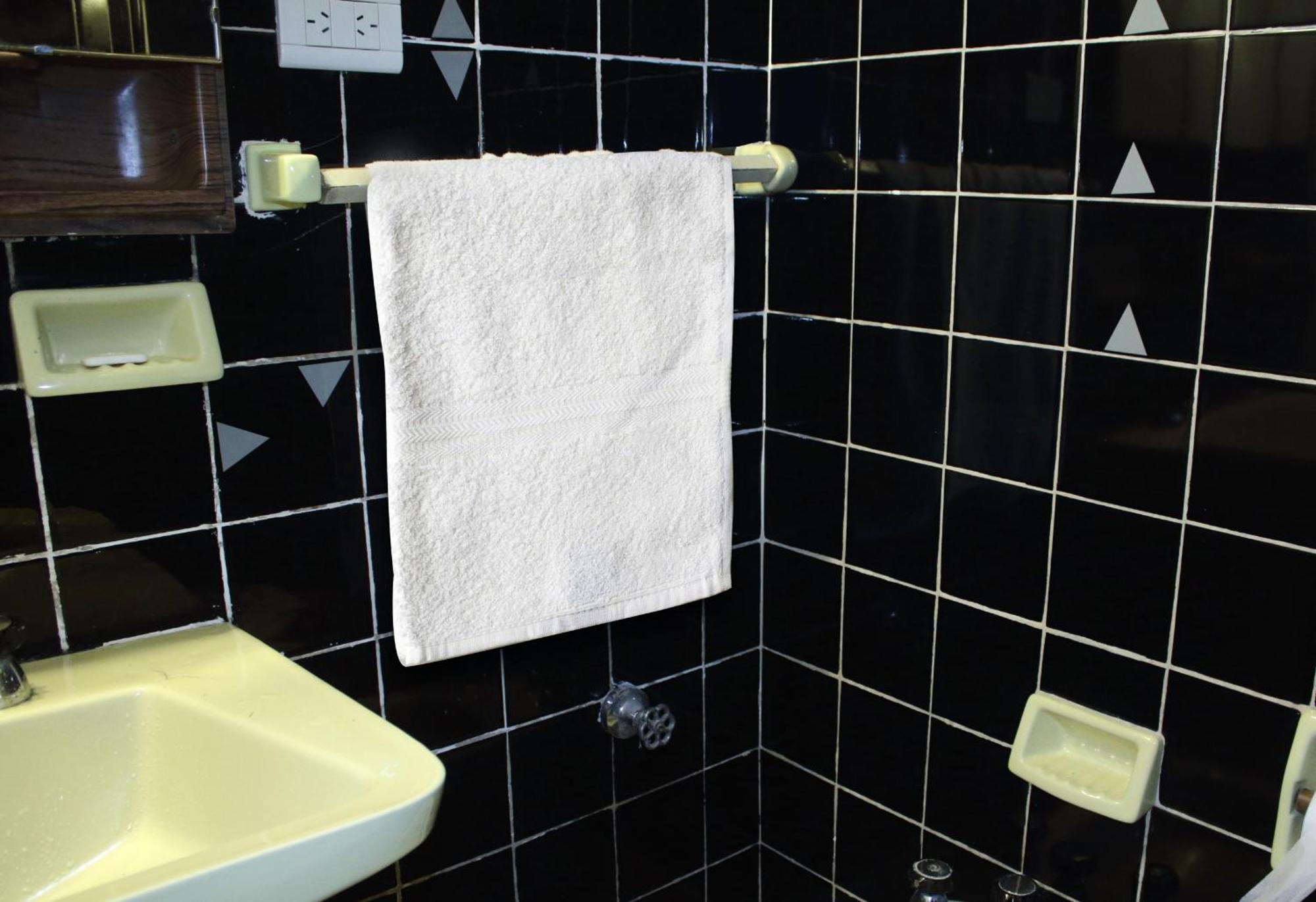 Quarto com 2 Camas de Solteiro Clássico com Banheiro Compartilhado